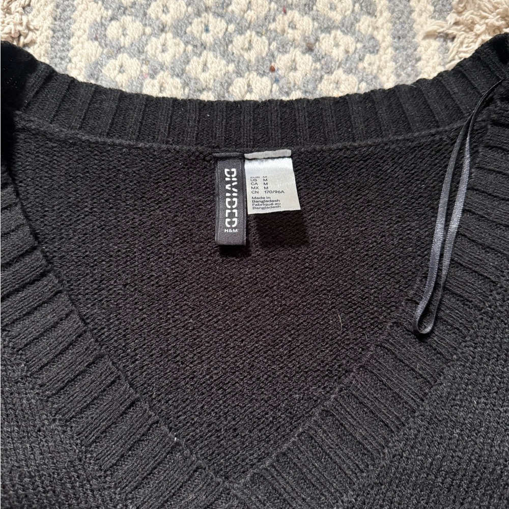 H&M Black V-Neck Cropped Sweater - Picture 2 of 2